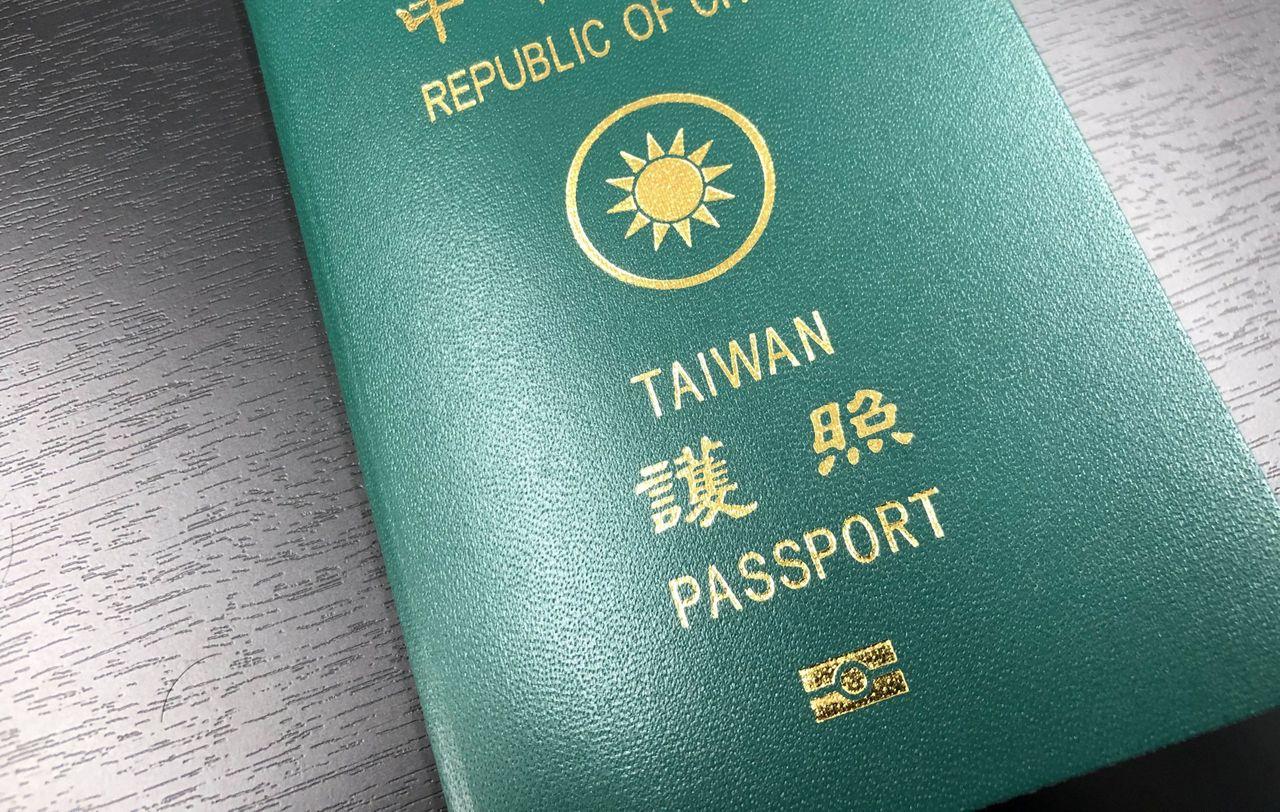 ภาพหนังสือเดินทางของประเทศไต้หวันวางบนโต๊ะสีดำที่มีรายละเอียดชัดเจน